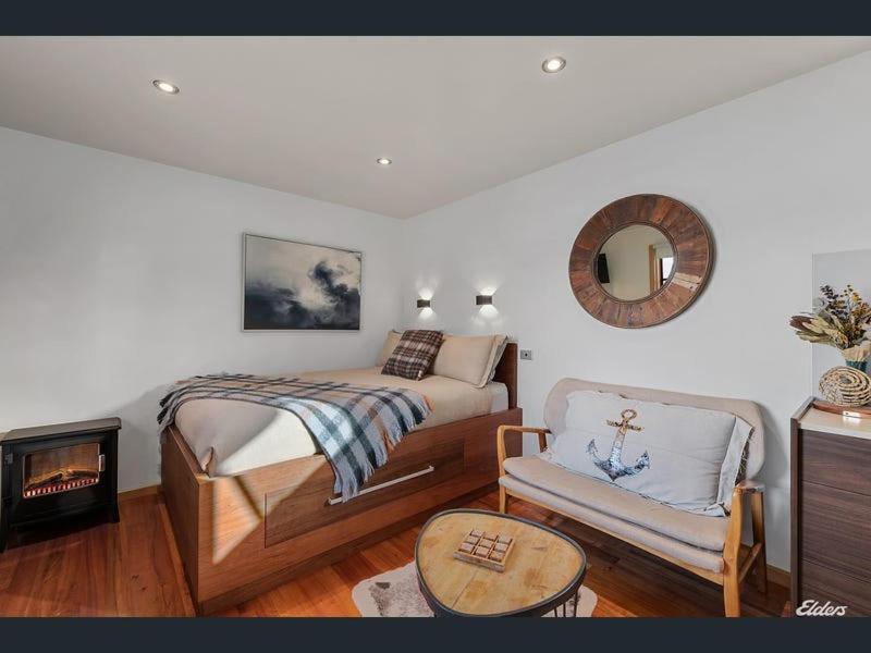 Salt Box Hideaway Apartment สตรอน ภายนอก รูปภาพ